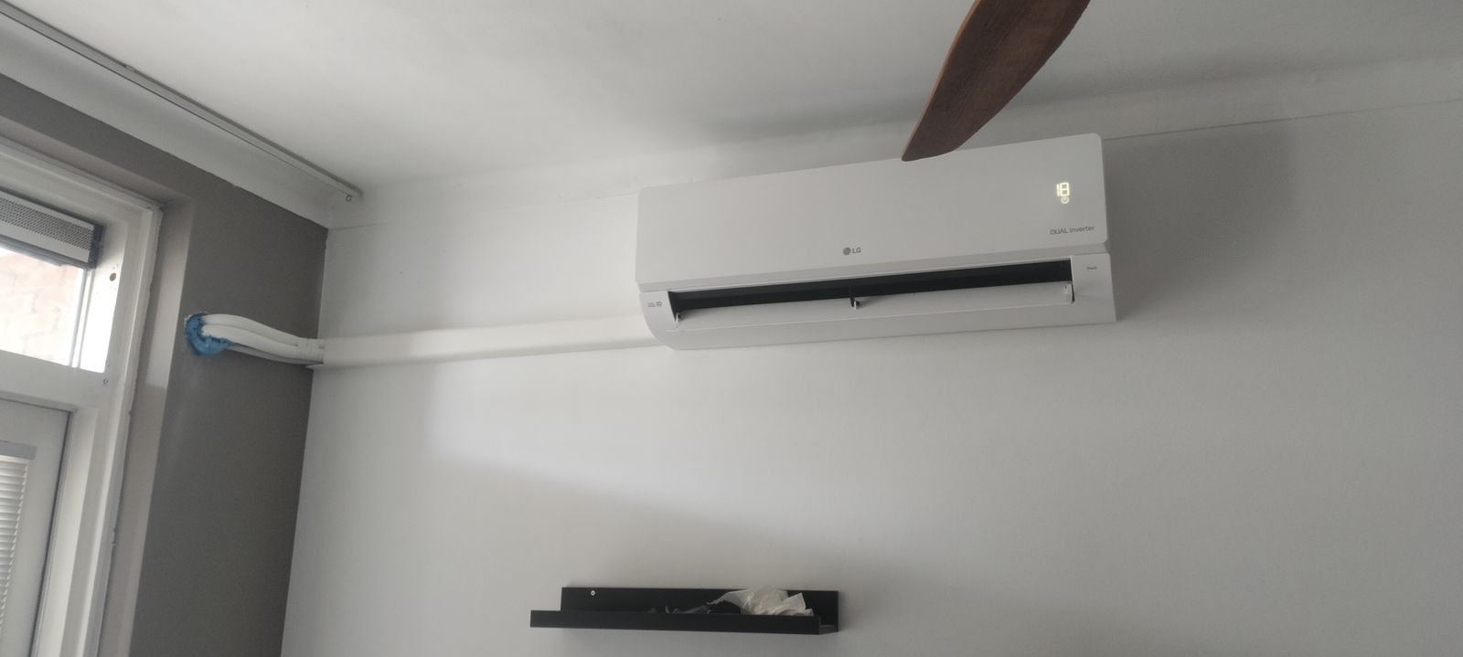 Airco in een bovenwoning: twee binnenunits, één buitenunit Airco binnenunit met leidingkanaal naar de geveldoorvoer