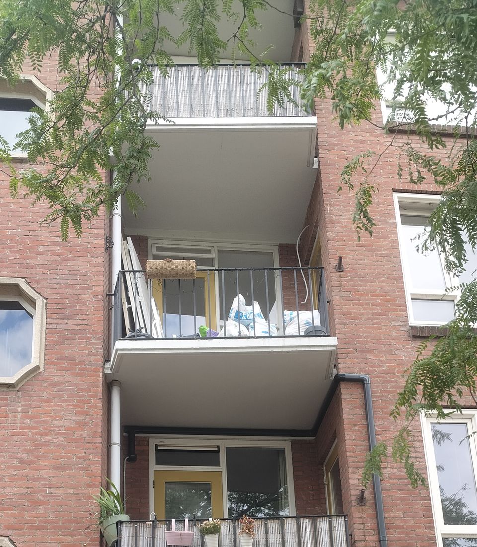 Airco in een bovenwoning: twee binnenunits, één buitenunit Gevel van een bovenwoning met weggewerkt airco-leidingwerk