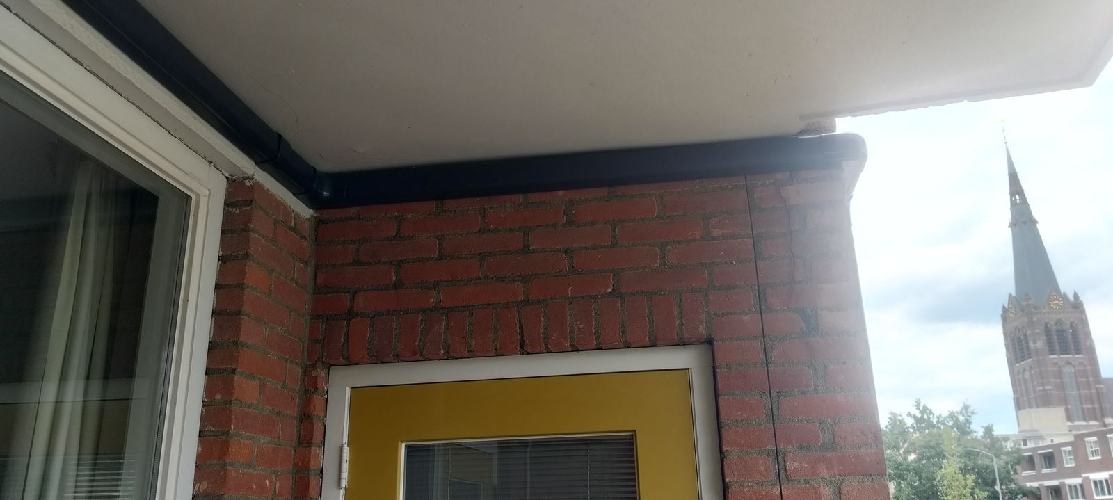 Airco in een bovenwoning: twee binnenunits, één buitenunit Leidingkanaal airco afgewerkt langs gevel en balkonrand