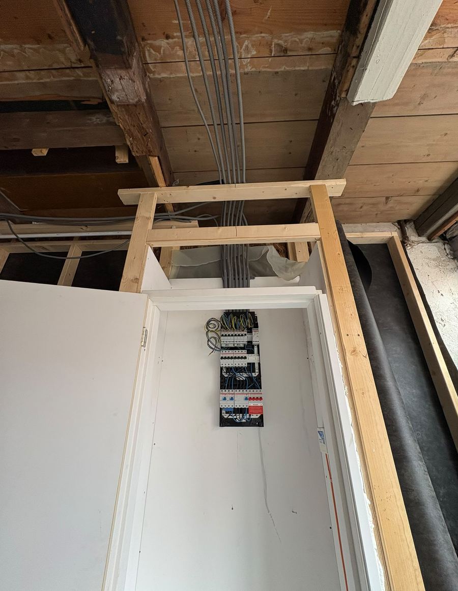 Meterkast aangesloten en advies elektra bij renovatie studio-appartement Meterkast aangesloten tijdens renovatie van een te verhuren studio-appartement
