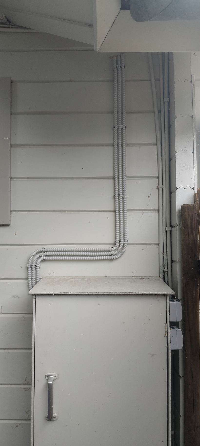 Meterkast buiten op een vakantiepark, oorspronkelijk bedoeld voor het opladen van elektrische boten