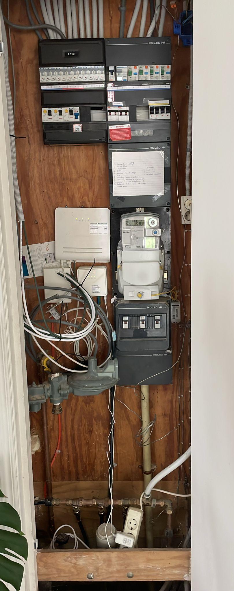 Van pelletkachel naar warmtepomp: Nibe F2050-6 met vloerverwarming Meterkast met nieuwe elektrische groep voor een warmtepomp